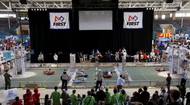 Sejumlah siswa SMA saat bertanding dalam kompetisi robot San Diego Regional FIRST Robotics di Del Mar, California (4/3). Kompetisi tahunan San Diego ke-10 ini diikuti oleh puluhan tim dari SMA di AS. (REUTERS / Mike Blake)