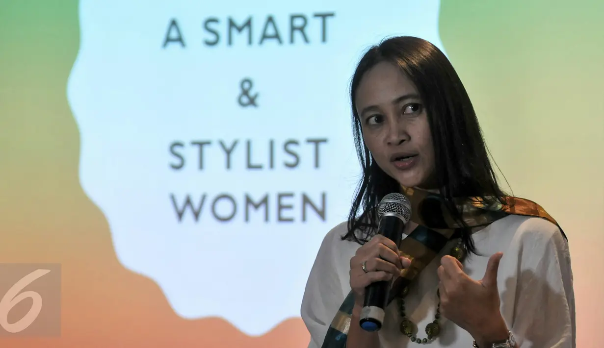 Financial Planer, Tejasari memberikan seminar bagaimana mengelola keuangan untuk para peserta, Bandung, (22/6). Nissan March bersama Liputan6.com gelar seminar bertajuk 'How To Be a Smart & Stylish Women' untuk para kaum hawa. (Liputan6.com/Yoppy Renato)