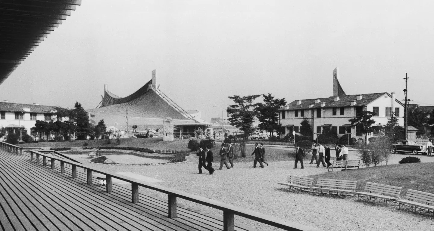 Anggota Komite Olimpiade Tokyo sedang mengunjungi Kampung atlet Olimpiade di Yoyogi, Tokyo, pada 1964. Tempat ini sebelumnya merupakan asrama prajurit perang Amerika Serikat. (The History). 