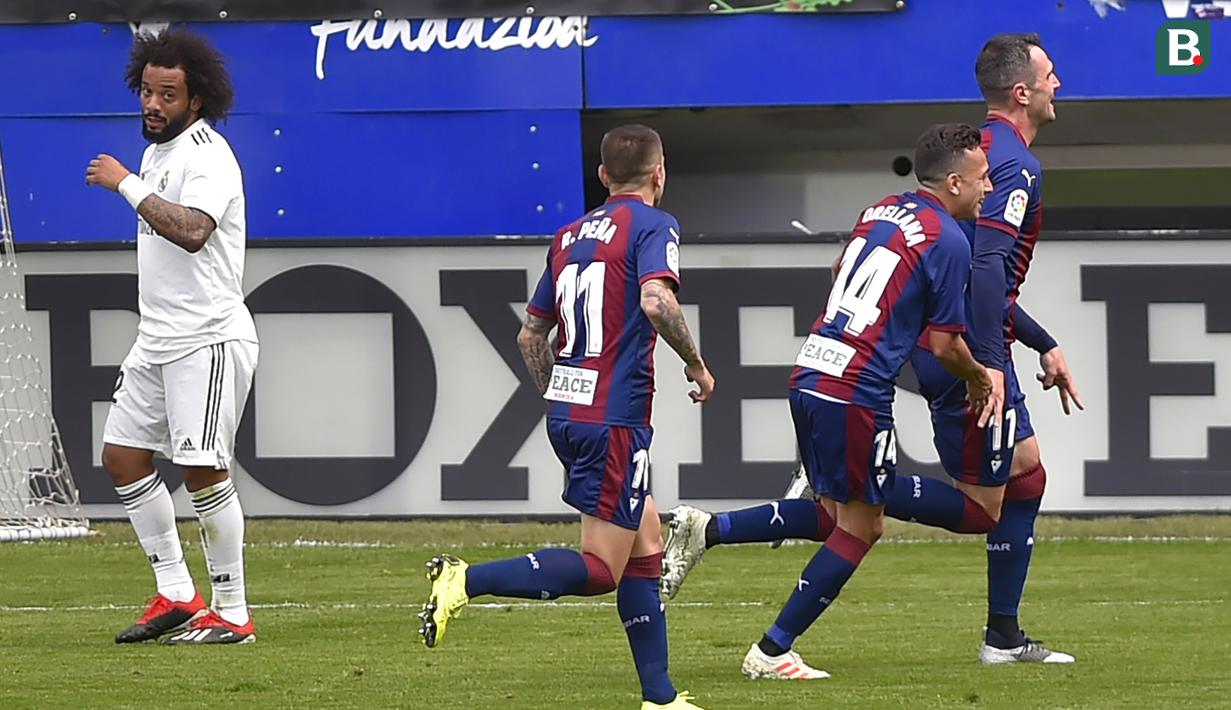 Para pemain Eibar merayakan gol yang dicetak Kike Garcia  ke gawang Real Madrid pada laga La Liga di Stadion Ipurua, Eibar, Sabtu (24/11). Eibar menang 3-0 atas Madrid. (AFP/Ander Gillenea)