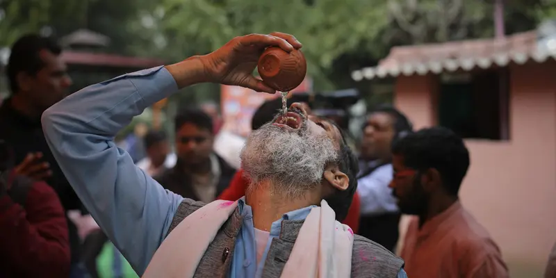 Cegah COVID-19, Sekelompok Hindu India Minum Urin Sapi