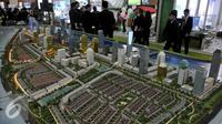 Pengunjung melihat pameran Real Estate Indonesia Expo 2015, di Jakarta Convention Center (JCC), Senayan, Jakarta, Sabtu (14/11/2015). Pameran yang ke 27 ini akan berlangsung hingga 22 November 2015 mendatang. (Liputan6.com/Johan Tallo)