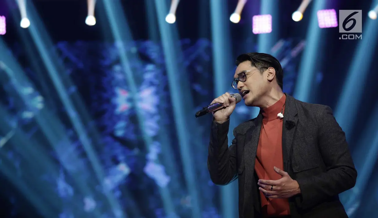 Penyanyi Afgan saat tampil menghibur penonton dalam acara SCTV Music Award 2018 di Studio 6 Emtek, Jakarta,Jumat (27/4). (Liputan6.com/Faizal Fanani)