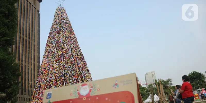 Pohon Natal dari Botol Minuman Bekas Berdiri Megah di Jalan MH Thamrin