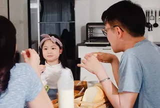 Pentingnya orang tua mengucapkan maaf dan terima kasih pada anak. (foto: tirachardz/freepik)