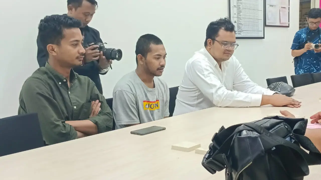 Kejari  Surabaya berhasil menyelesaikan perkara pencurian jajanan dan mie instan oleh Galuh Firmansyah (18), melalui keadilan restoratif. (Dian Kurniawan/Liputan6.com)