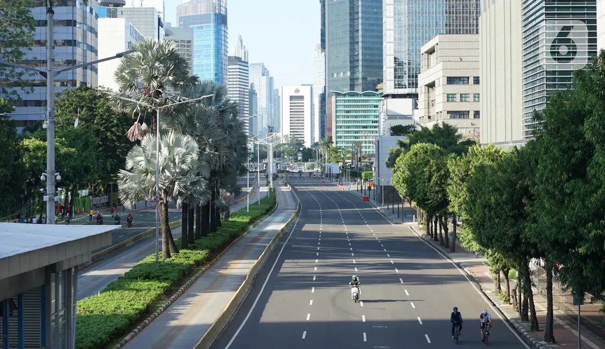 Suasana Jalan MH Thamrin dan Jalan Sudirman di Jakarta, Minggu (24/5/2020). Berbeda dengan hari biasa, kedua jalan protokol tersebut tampak lebih lengang akibat diberlakukannya PSBB yang juga bersamaan dengan Hari Raya Idul Fitri 1441 H. (Liputan6.com/Immanuel Antonius)