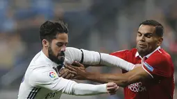 Gelandang Real Madrid, Isco, berusaha melewati bek Sevilla, Gabriel Mercado. Pada laga ini Los Blancos tampil tanpa pemain andalannya trio BBC (Bale, Benzema, Cristiano Ronaldo). (AP/Stringer)