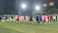 Peter Schmeichel turut meramaikan gelaran fun football bersama selebritas Tanah Air di Pancoran Soccer Field, Minggu (6/8/2023). (Liputan6.com/Melinda Indrasari)