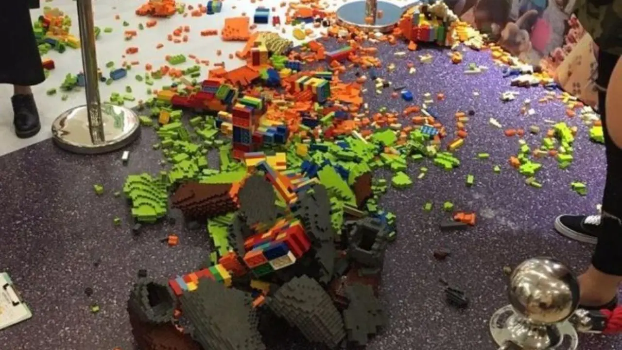 Dibuat 3 Hari, Patung Lego Ini Dihancurkan Bocah Dalam Sedetik!