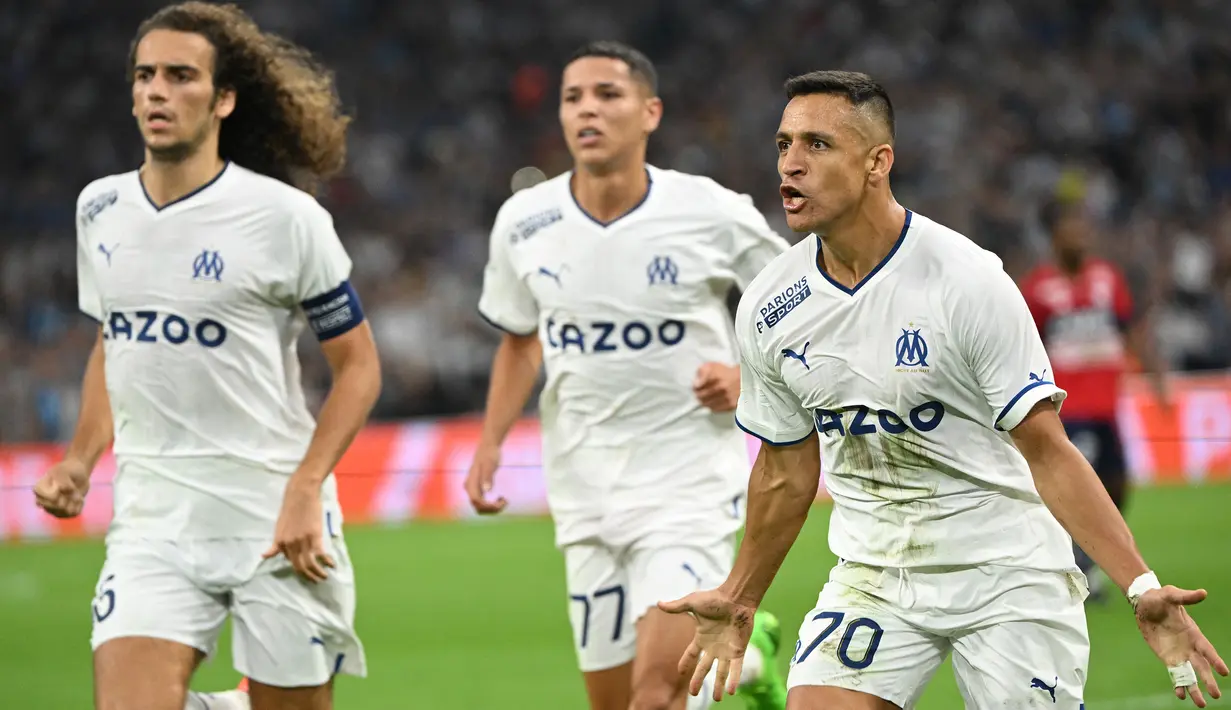 Marseille. Dalam 7 laga awal Liga Prancis 2022/2023, Marseille menempati peringkat kedua dalam klasemen sementara dengan raihan 19 poin, hasil dari 6 kali menang dan 1 kali imbang dan masih steril dari kekalahan. Perolehan poin Marseille sebenarnya sebanding dengan PSG sebagai pemuncak klasemen sementara. Marseille hanya kalah selisih gol 11 berbanding 21 milik PSG. Hasil impresif Marseille tak lepas dari sumbangsih striker anyar asal Cile yang didatangkan dari Inter Milan, Alexis Sanchez yang langsung moncer dengan mencetak 4 gol. (AFP/Christophe Simon)