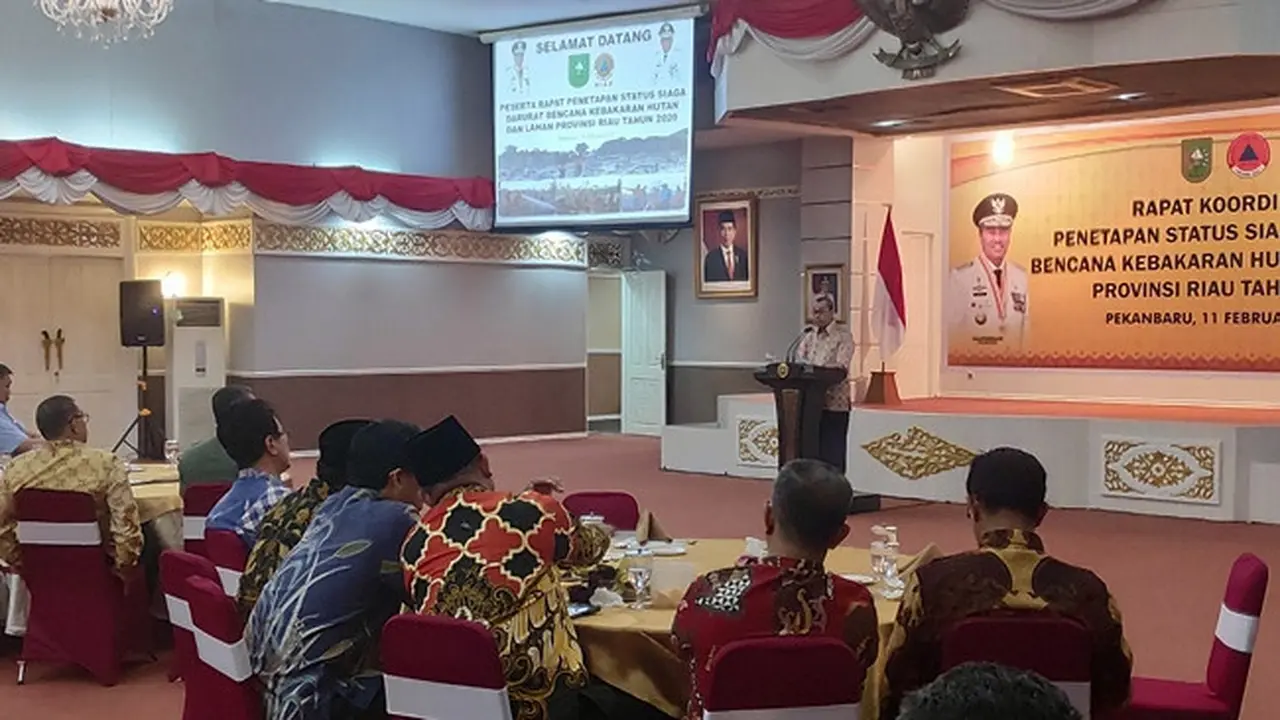 Gubernur Riau Syamsuar saat menetapkan status siaga darurat bencana kebakaran hutan dan lahan.