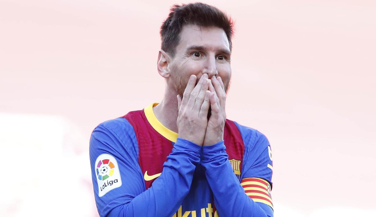 Striker Barcelona, Lionel Messi, tampak kecewa usai gagal menaklukkan Atletico Madrid pada laga Liga Spanyol di Stadion Camp Nou, Sabtu (8/5/2021). Kedua tim bermain imbang 0-0. (AP Photo/Joan Monfort)