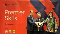 Teresa Birks dan Adam Lea bersama Kabid. Kerja Sama Pemkot. Bandung, Dodit Ardian Pancapana, dalam acara peluncuruan Premier Skills Indonesia di Bandung (15/3/2017). (Bola.com)