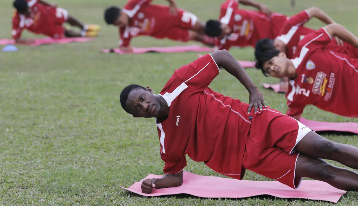 Pemain Arema Cronus, Morimakan Koita melakukan pemanasan saat latihan jelang leg kedua semi final Piala Presiden melawan Sriwijaya F.C di Stadion Gajayana, Malang, Rabu (7/10/2015). (Bola.com/Vitalis Yogi Trisna)