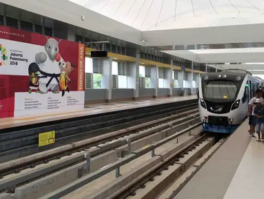 Suasana atribut Asian Games XVIII terpasang di Stasiun LRT Palembang, Sumatra Selatan, Minggu (5/7/2018). LRT ini akan menjadi salah satu solusi transportasi saat Asian Games mendatang. (Bola.com/Reza Bachtiar)