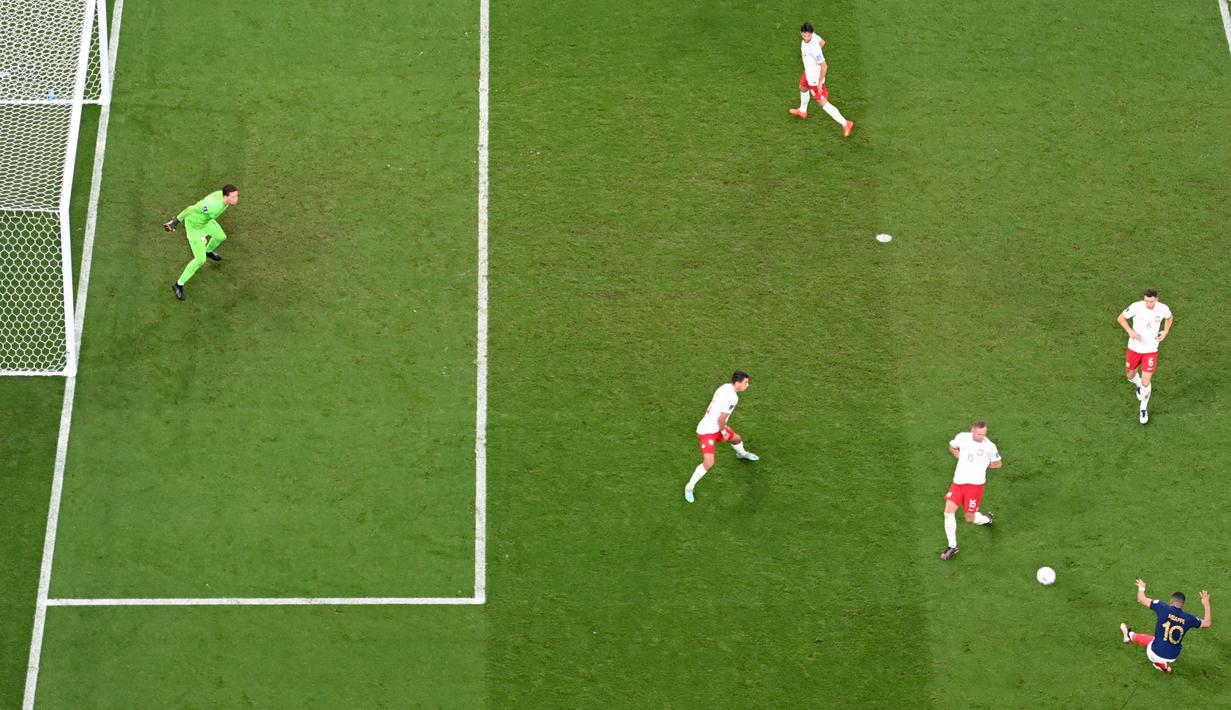 Tendangan keras dari pemain yang kerap disebut sebagai "Bos Kecil" di PSG tersebut berhasil mengoyak gawang Polandia yang dikawal Wojciech Szczesny pada menit ke-74. Bahkan FIFA mencatat kecepatan bola dari tendangan Mbappe mencapai 47 km/jam. (AFP/Glyn Kirk)