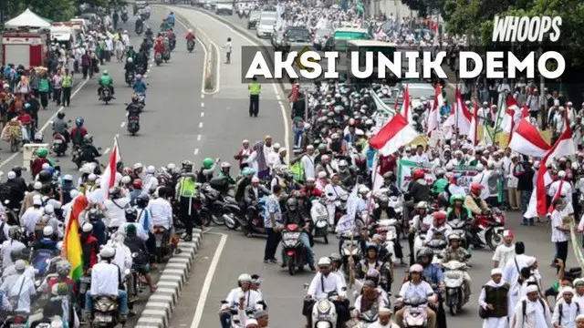 Tak hanya di Jakarta, demo juga berlangsung di Solo. Uniknya, saat bertugas sejumlah polwan tertangkap kamera sedang berswafoto.