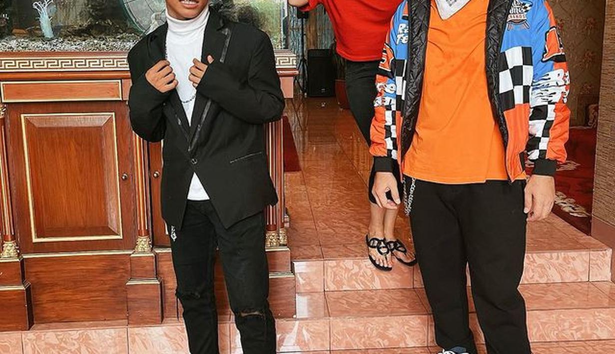 Rumah mewah Inul Daratista di kawasan elit Pondok Indah Jakarta Selatan kedatangan tamu Roy Citayam yang terkenal bersama pergelaran mode Citayem Fashion Week. Kedatangan tamu spesial, Adam Suseno tak mau kalah modis. Mengenakan kaus oranye, jaket oranye beraksen abstrak, plus celana hitam lengkap dengan rantainya, Adam Suseno percaya diri berpose bareng Roy. Kacamata membentuk kata “cool” bikin Inul Daratista tak habis pikir. “Ya ampun bojoku rek,” cuitnya. (Foto: Dok. Instagram @inul.d)