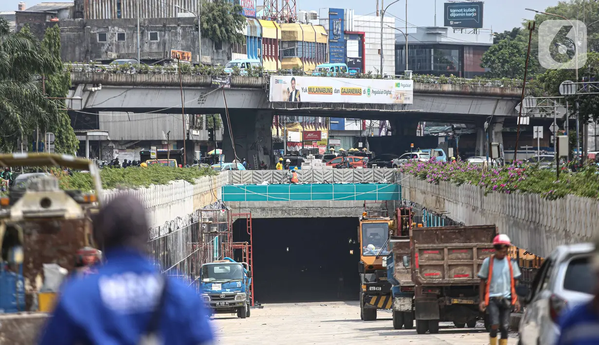 Suasana pembangunan Underpass Senen Extension di kawasan Senen, Jakarta, Jumat (16/10/2020). Progres Pembangunan Underpass Senen Extension kini sudah mencapai 87 persen dengan fokus pengerjaan meliputi pemasangan dinding ACP sebagai facing wall pada terowongan. (Liputan6.com/Faizal Fanani)