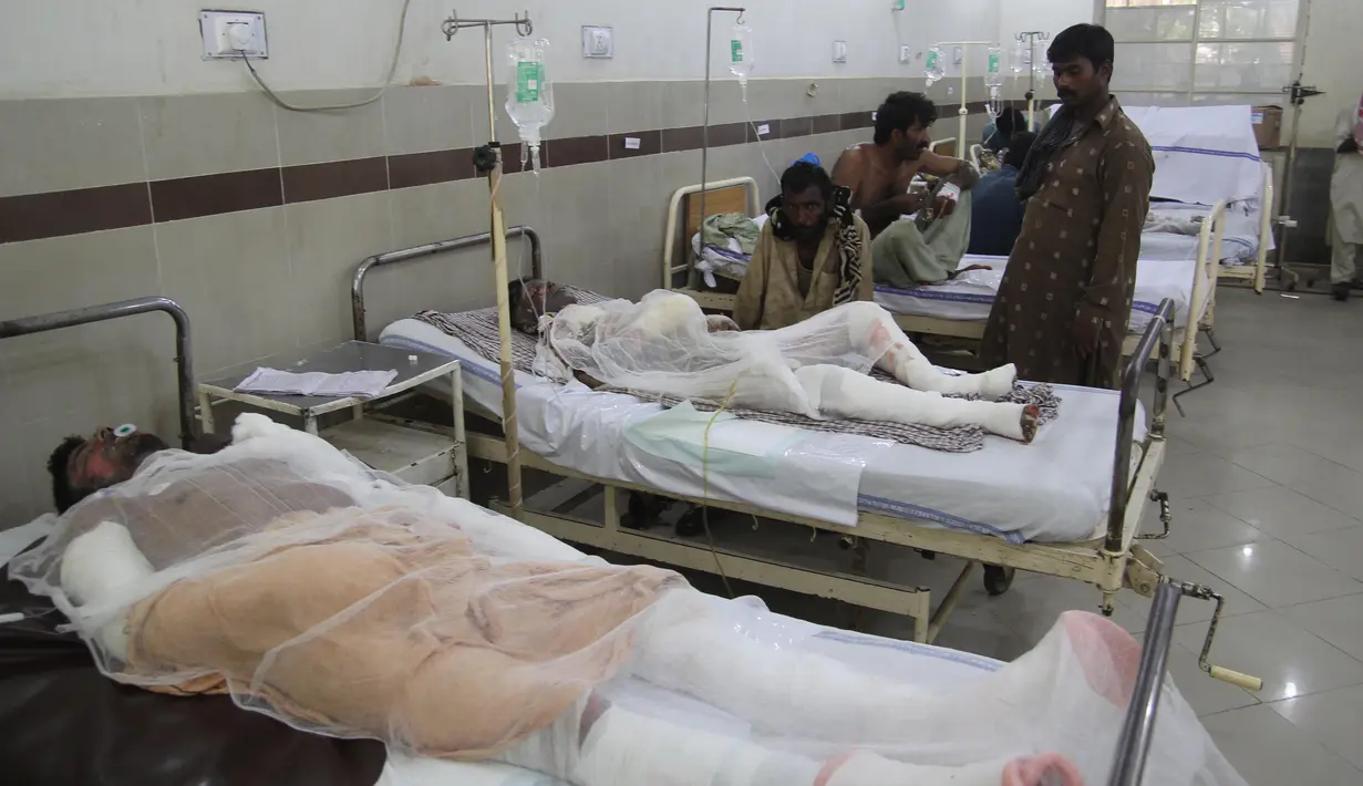 Sejumlah korban luka bakar akibat ledakan truk tangki minyak mendapat perawatan di rumah sakit di Bahawalpur, Pakistan (25/6). (AFP Photo/SS Mirza)