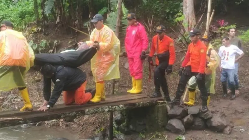 Seorang lansia di Minahasa dievakuasi Tim Gabungan dari tepi Sungai.