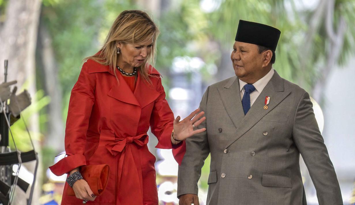 Untuk diketahui, kedatangan Ratu Maxima dari Kerajaan Belanda ke Indonesia dalam rangka kunjungan kerja dengan kapasitasnya sebagai United Nation Secretary-General’s Special Advocate (UNSGSA) for Financial Health. Untuk diketahui, Presiden Republik Indonesia Prabowo Subianto (kanan) berbincang dengan Ratu Maxima dari Belanda (tengah), selaku Advokat Khusus Sekretaris Jenderal PBB untuk Kesehatan Keuangan (UNSGSA), di Istana Merdeka, Jakarta, pada 27 November 2025. (Foto oleh BAY ISMOYO/AFP)