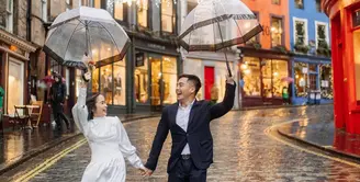 Gritte Agatha awal tahun ini dilamar sang kekasih Arif Hidayat. Gritte dilamar setelah sekitar 11 tahun pacaran. Yang terbaru, pasangan ini sedang menjalani pemotretan prewedding. Berikut beberapa potret prewed romantis hingga sepatu Gritte menjadi sorotan. [Instagram/gritteagathaa]