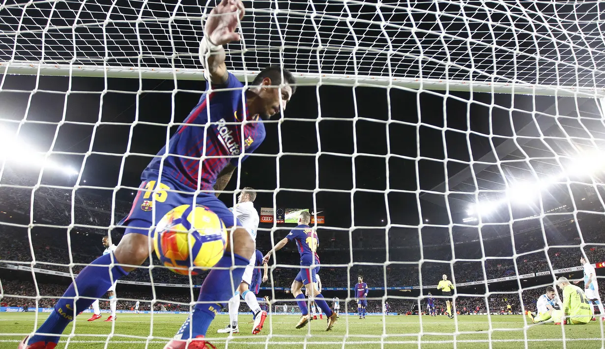 Aksi pemain FC Barcelona, Paulinho saat membobol gawang Deportivo pada lanjutan La Liga Santander di Camp Nou stadium, Barcelona, (17/12/2017). Barcelona menang 4-0. (AP/Manu Fernandez)