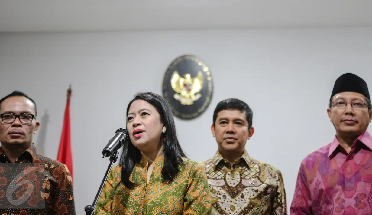 Menko Bidang Pembangunan Manusia dan Kebudayaan, Puan Maharani (kedua kanan) memberikan keterangan terkait Libur Nasional dan Cuti Bersama tahun 2016, Jakarta, Kamis (25/6/2015). (Liputan6.com/Faizal Fanani) 
