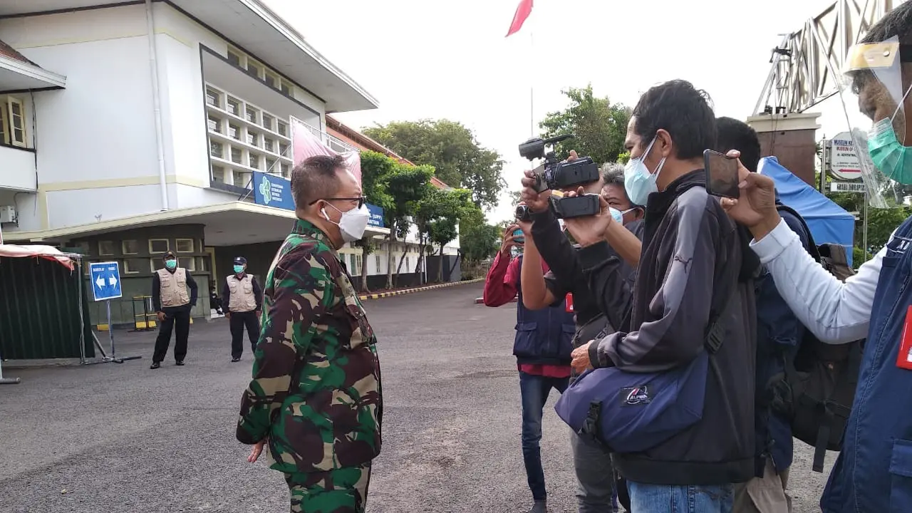 Penanggung jawab Rumah Sakit Lapangan Indrapura Surabaya (RSLI), Laksamana Pertama TNI I Dewa Gede Nalendra Djaya Iswara. (Dian Kurniawan/Liputan6.com)