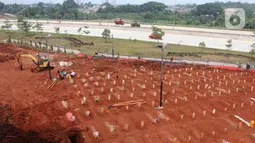 Suasana sepi pemakaman khusus Covid-19 di TPU Jombang, Tangerang Selatan, Selasa (24/8/2021). Setelah mengalami lonjakan kasus kematian akibat covid-19 yang cukup signifikan pada Juli 2021 lalu, TPU Jombang mengalami penurunan dalam dua pekan terakhir. (merdeka.com/Arie Basuki)