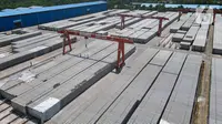 Deretan slab track terlihat di pabrik Slab Track PT Wika Beton, Karawang, Jawa Barat, Rabu (18/5/2022). PT Wijaya Karya Beton Tbk (WIKA Beton) telah usai menutup produksi bantalan rel Kereta Cepat Jakarta - Bandung, yang mampu memproduksi 70 unit slab track dalam satu hari atau 1.200 unit dalam satu bulan dengan melibatkan 283 tenaga kerja lokal. (Liputan6.com/Herman Zakharia)