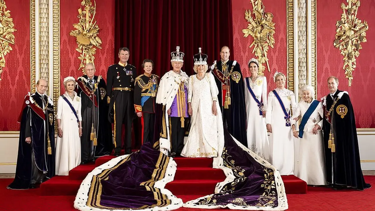 Potret Resmi Anggota The Royal Family Usai Penobatan Raja Charles III