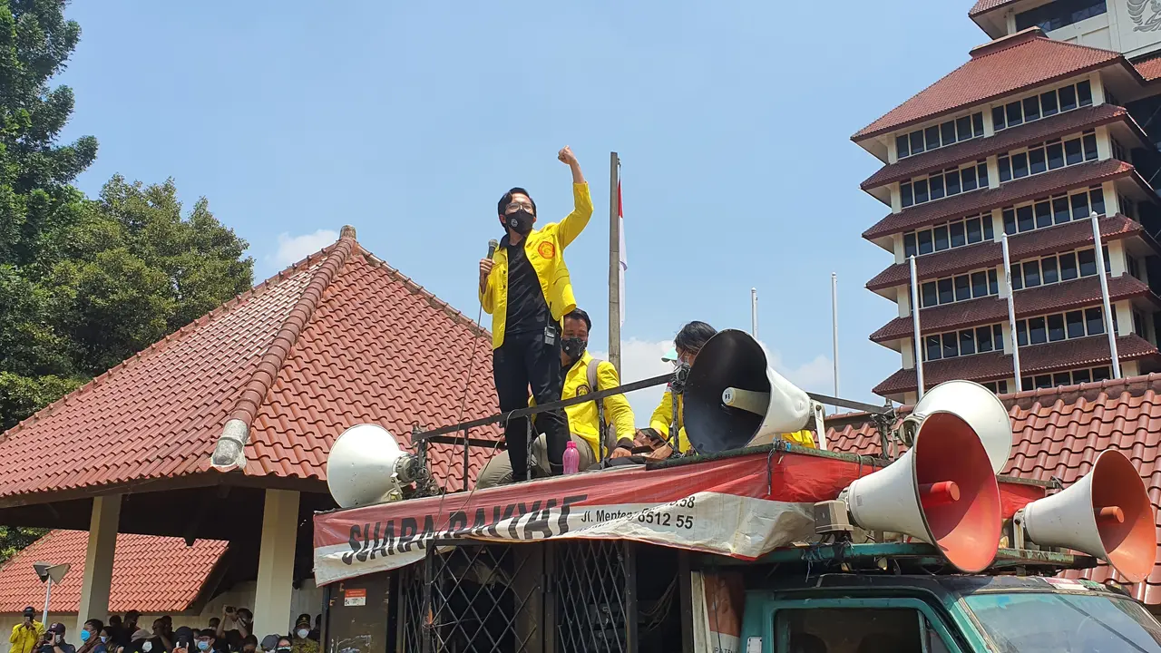 Mahasiswa UI melakukan aksi unjuk rasa di depan gedung Rektorat menuntut pencabutan statuta UI