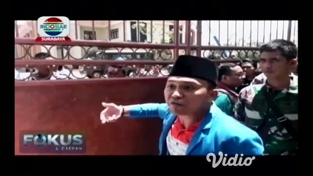 Demo ratusan mahasiswa yang menolak kenaikan setoran BPJS di DPRD Sampang, Madura berakhir ricuh.