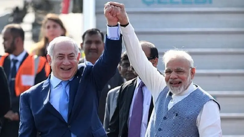 PM India Narendra Modi saat menyambut kedatangan PM Israel Benjamin Netanyahu di New Delhi