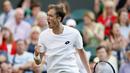 Daniil Medvedev memanfaatkan cedera Stan Wawrinka dengan meraih kemenangan atas unggulan kelima Wimbledon 2017 tersebut di Wimbledon Tennis Championships 2017, London, (3/7/2017). Stan kalah 4-6, 6-3, 4-6, 1-6. (AP/Kirsty Wigglesworth)