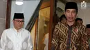 Presiden Joko Widodo atau Jokowi (kanan) saat menghadiri buka puasa bersama Ketua MPR Zulkifli Hasan (kiri) di Rumah Dinas MPR Widya Chandra, Jakarta, Jumat (8/6). Buka bersama untuk menjalin silaturahmi antara pejabat negara. (Liputan6.com/JohanTallo)