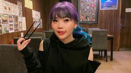 Ungu, menjadi pilihan Wendy Walters pada pewarnaan berikutnya. Kali ini, ia memadukan warna biru untuk bagian bawahnya. (Foto: Instagram/@wendywalters)