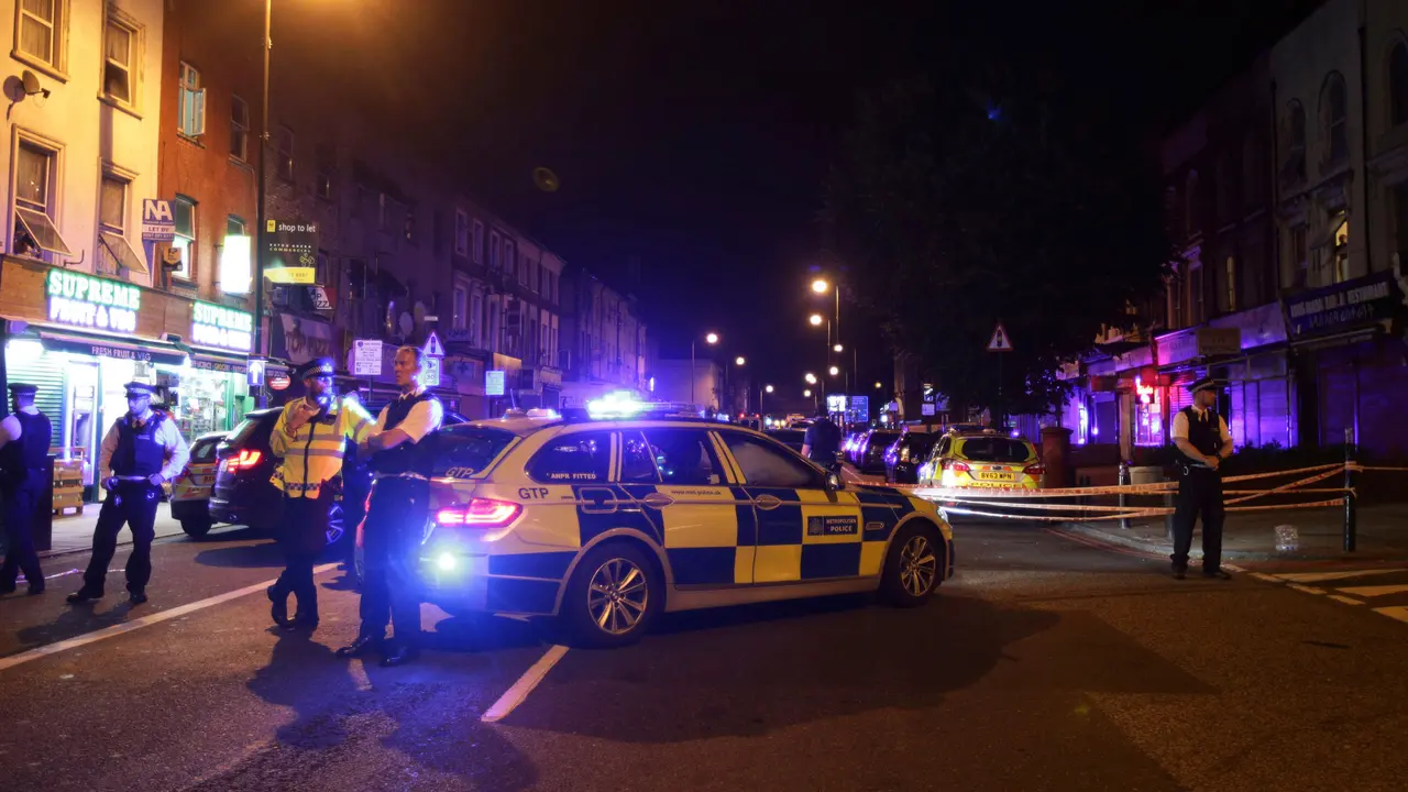 20170618-Mobil Tabrak Pejalan Kaki di London Utara-AP