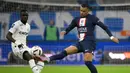 Pemain PSG, Kylian Mbappe berusaha memberikan umpan pada laga lanjutan Liga Prancis 2022/2023 melawan Marseille yang berlangsung di Velodrome Stadium, Jakarta, Senin (27/02/2023) dini hari WIB. Les Parisiens menang dengan skor 3-0.