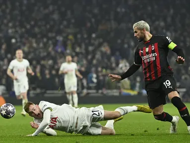 Pemain Tottenham Hotspur, Dejan Kulusevski (kiri) terjatuh saat berduel dengan pemain AC Milan, Theo Hernandez pada laga leg kedua 16 besar Liga Champions 2022/2023 yang berlangsung di Tottenham Hotspur Stadium, London, Kamis (09/03/2023) WIB. Rossoneri berhasil melaju ke babak perempat final setelah unggul dengan agregat 1-0. (AFP/Justin Tallis)