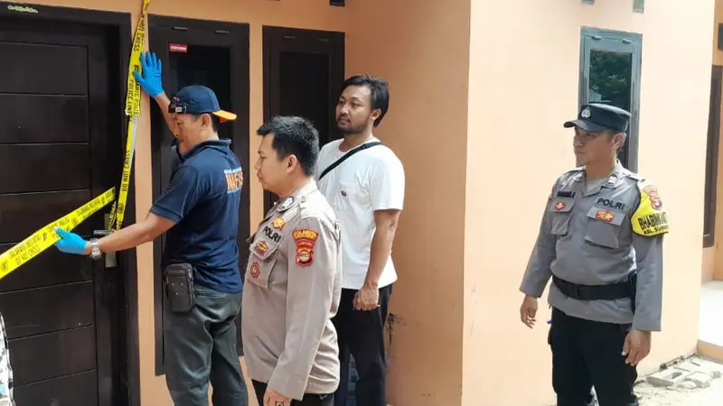 Polisi saat olah TKP seorang wanita yang tewas diduga bunuh diri di dalam rumah kontrakannya di Bandar Lampung. Foto : (Istimewa).