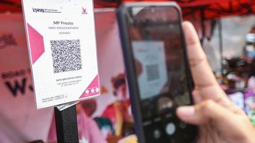 Ilustrasi Penggunaan QRIS untuk melakukan transaksi di Kutai Kartanegara.