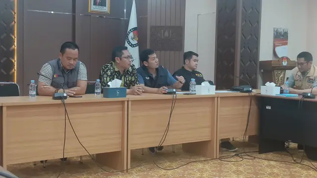 Komisi Pemilihan Umum (KPU) melakukan pencocokan dan penelitian (coklit) jelang Pemilu 2024