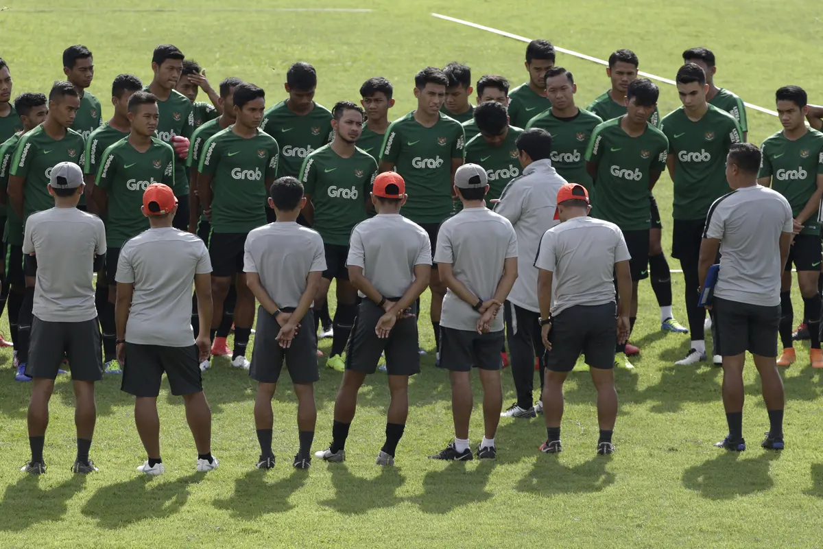 Para pemain Timnas Indonesia U-22 mendengarkan instruksi dari Indra Sjafri. (Bola.com/Yoppy Renato)