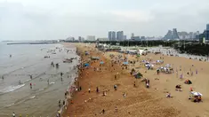 Foto yang diabadikan dari udara pada 9 Juli 2020 ini memperlihatkan orang-orang yang sedang menikmati waktu bersantai di sebuah pantai di Rizhao, Provinsi Shandong, China timur. (Xinhua/Wang Kai)