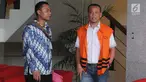 Wakil Ketua DPRD Lampung Tengah J Natalis Sinaga usai menjalani pemeriksaan lanjutan di KPK, Jakarta, Jumat (13/4). Natalis diperiksa sebagai tersangka untuk melengkapi berkas dugaan suap pinjaman daerah APBD Lampung Tengah 2018. (Merdeka.com/Dwi Narwoko)