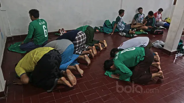 Melakukan Shalat Berjamaah